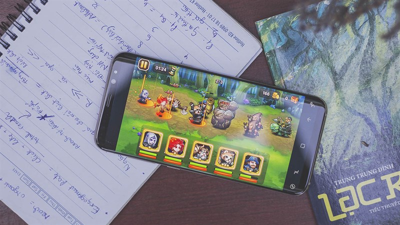 Chơi game trên điện thoại Samsung Galaxy S8 Plus